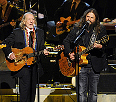 Willie-Nelson-Jamey-Johnson-on-stage Willie-Nelson-Jamey-Johnson-on-stage